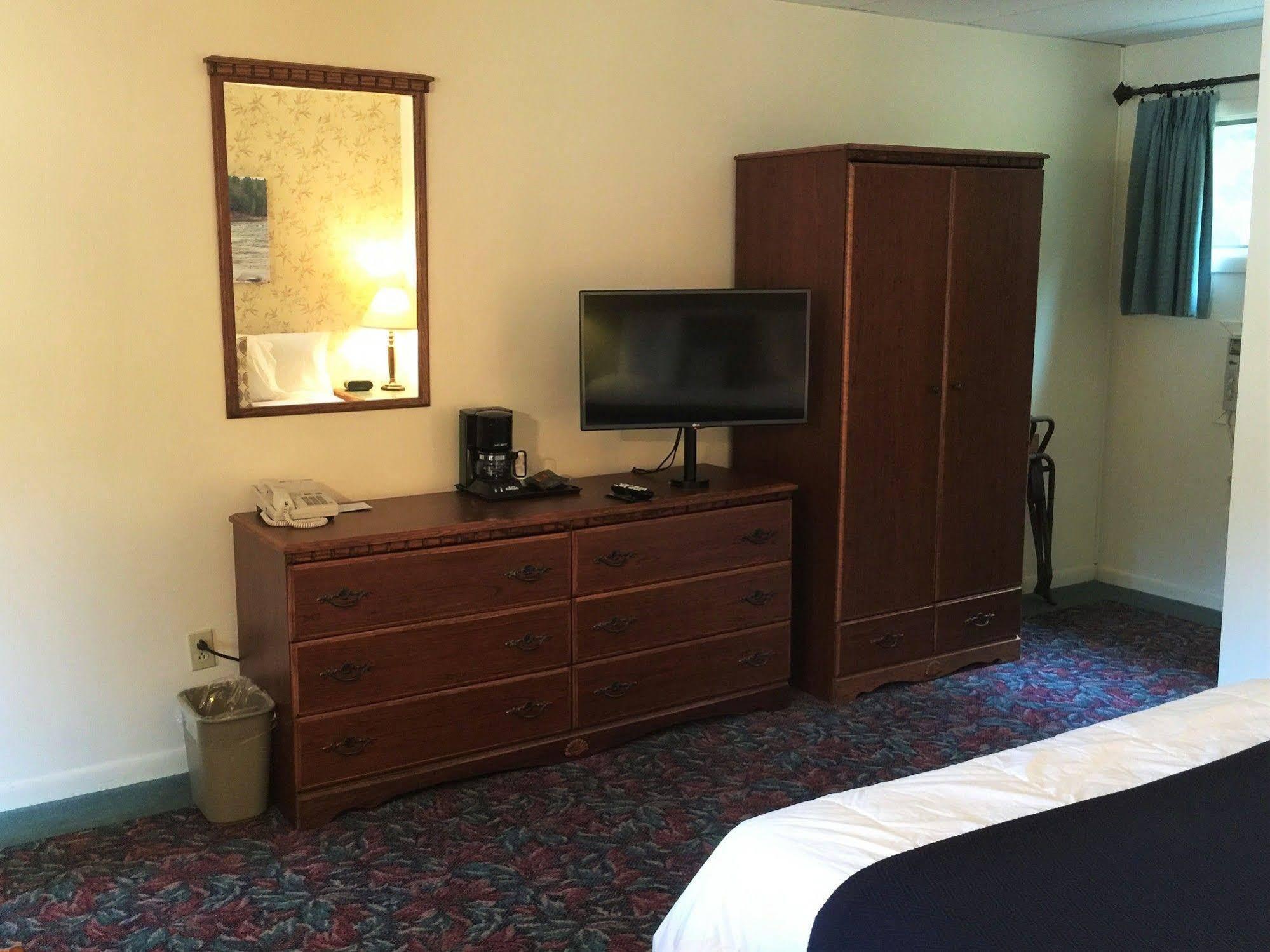Cedar Motor Inn Marquette Bagian luar foto