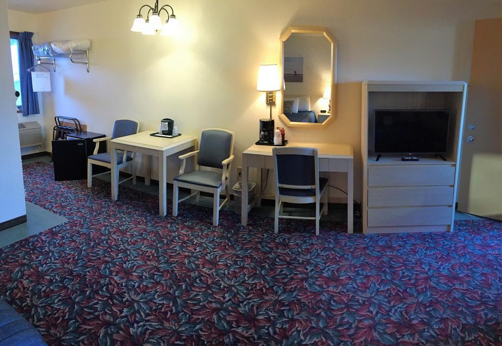 Cedar Motor Inn Marquette Bagian luar foto