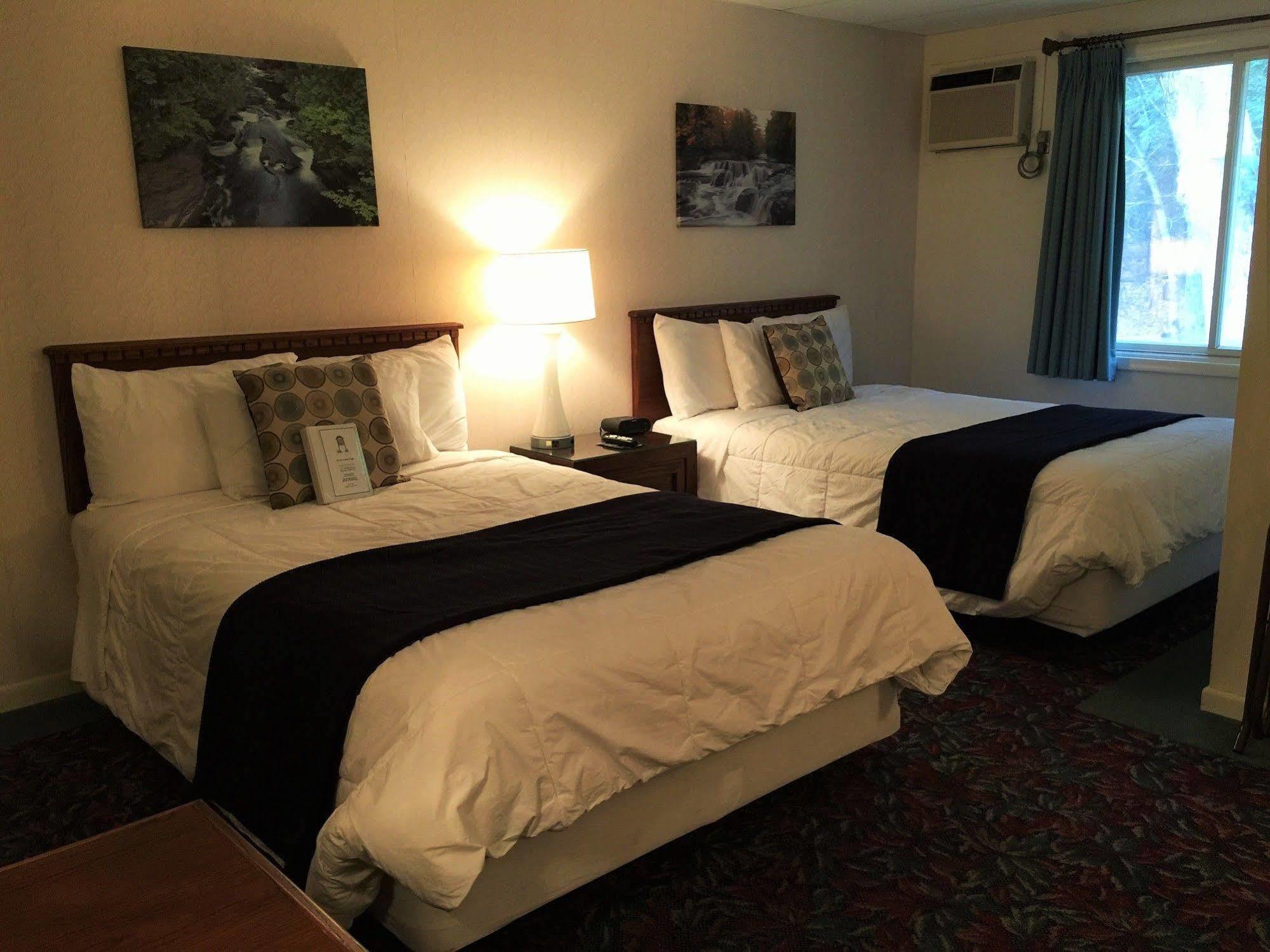 Cedar Motor Inn Marquette Bagian luar foto