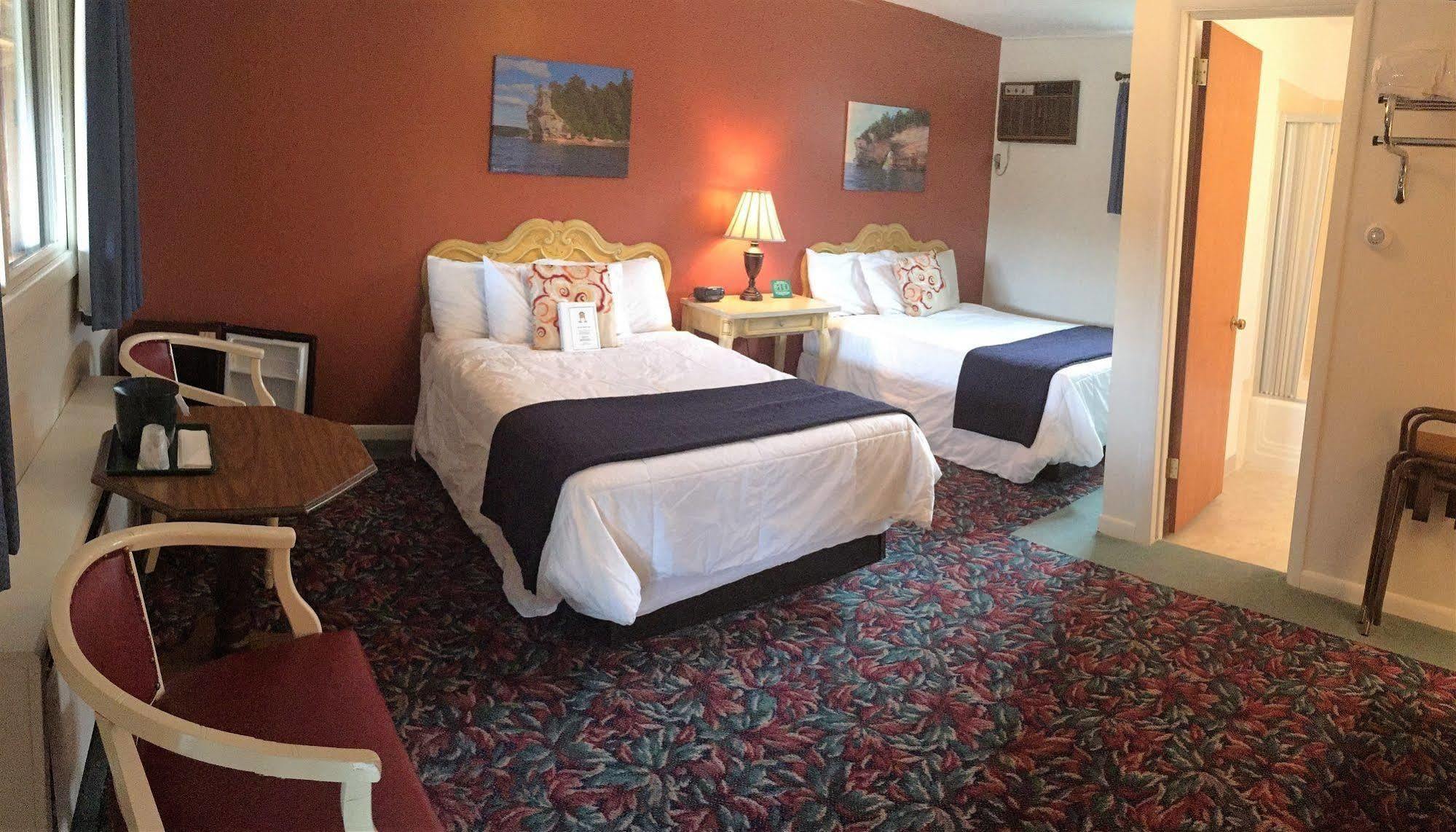 Cedar Motor Inn Marquette Bagian luar foto