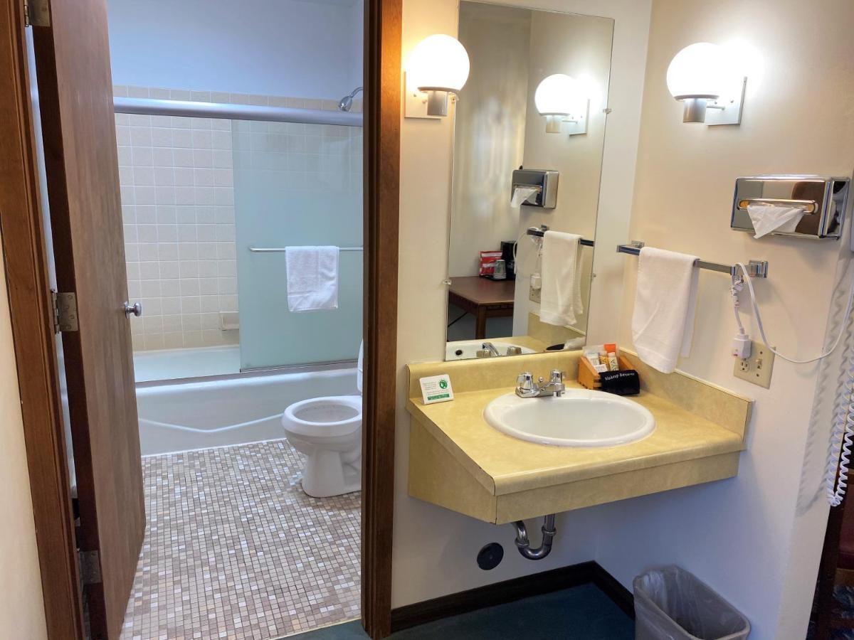 Cedar Motor Inn Marquette Bagian luar foto
